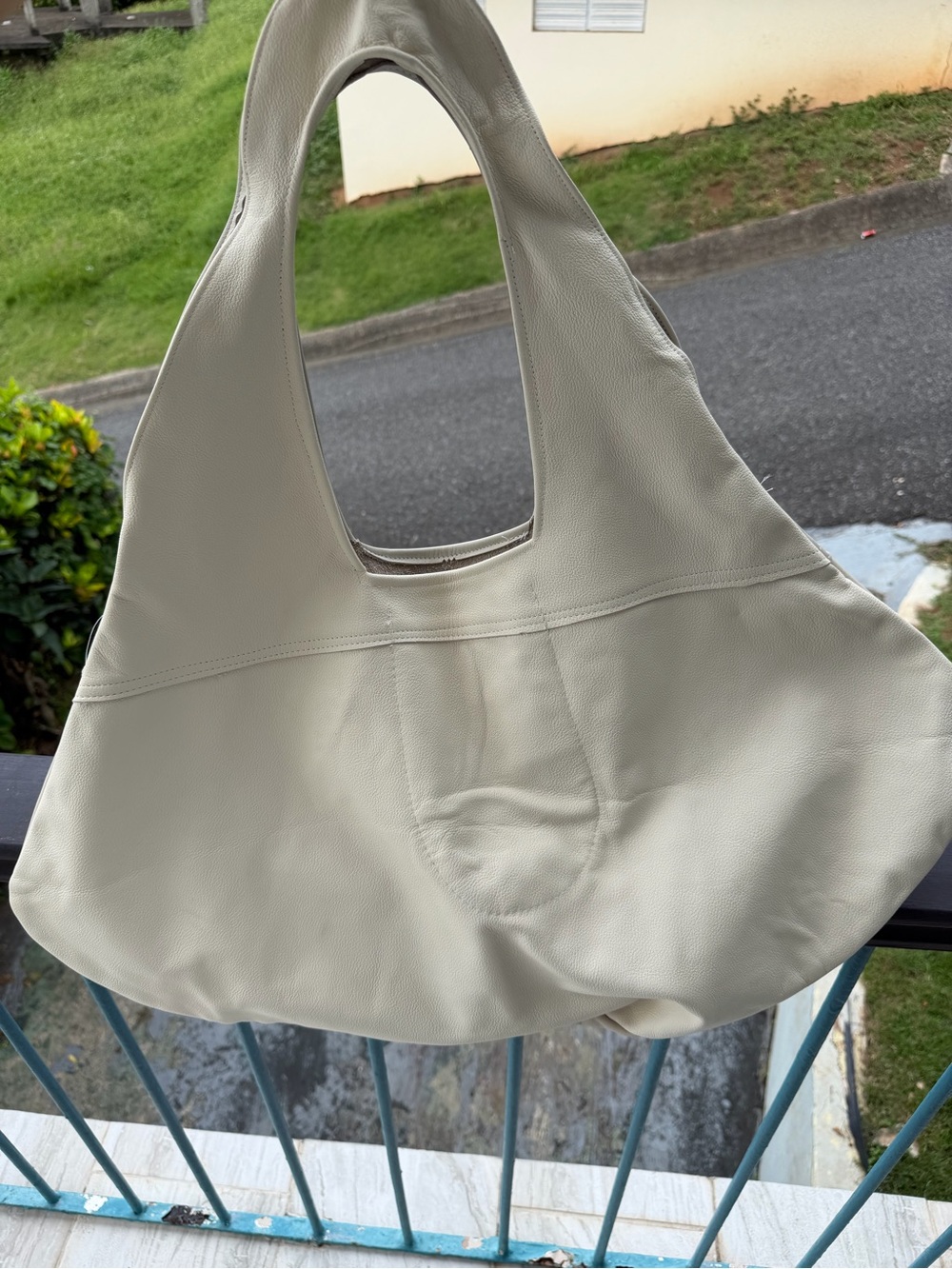 Viral Peter Bag NYC-  Shoulder Bag in Light Beige - Soft Leather Carryall